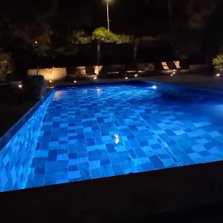 Le Patio A 20 M De La Βίλα