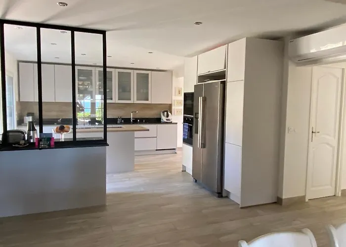 Le Patio à 20 M De La Villa *