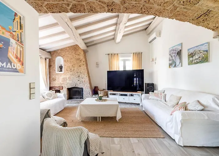 Le Patio à 20 M De La *